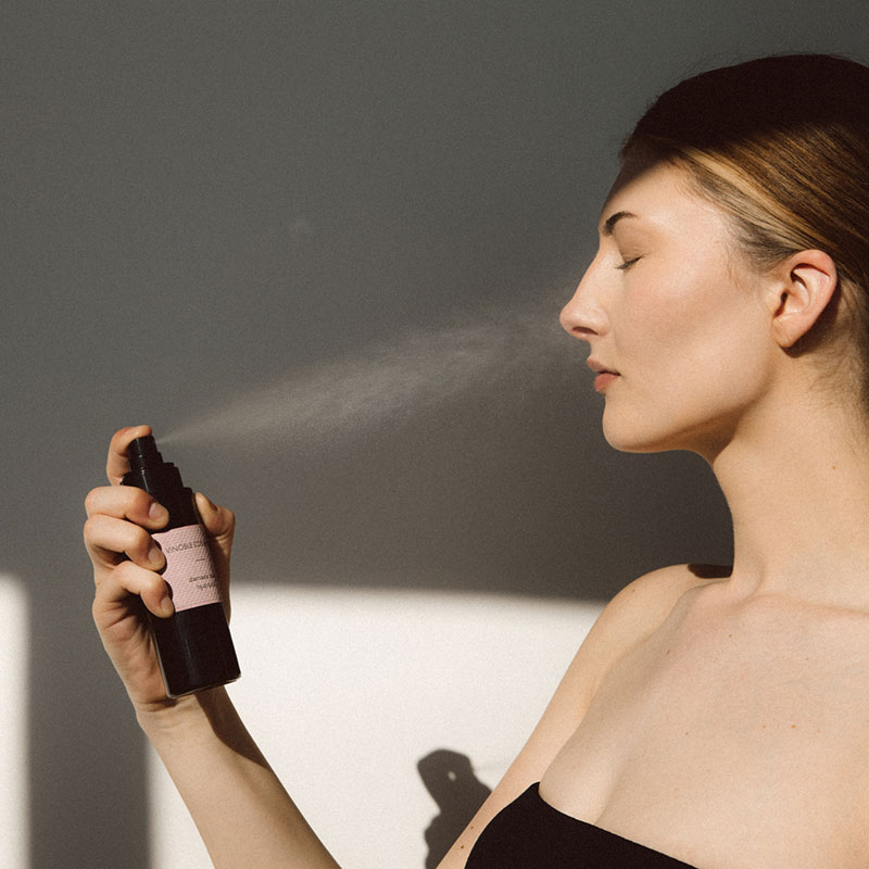 Frau mit Hydrosol